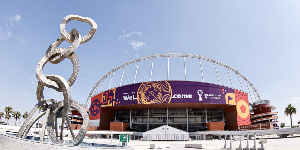 Katar musiał wybudować praktycznie wszystkie stadiony od zera, by móc gościć tegoroczne mistrzostwa świata. Na zdjęciu Stadion Międzynarodowy Chalifa w Doha.