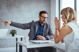 Komu AI zabierze pracę? MRPiPS pracuje nad stworzeniem listy zawodów chronionych przed AI. Kto jest najbardziej zagrożony?