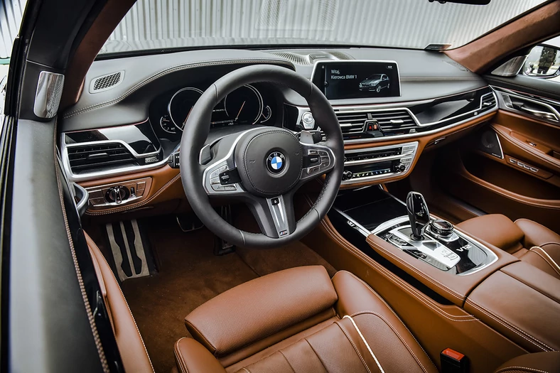 BMW M760Li