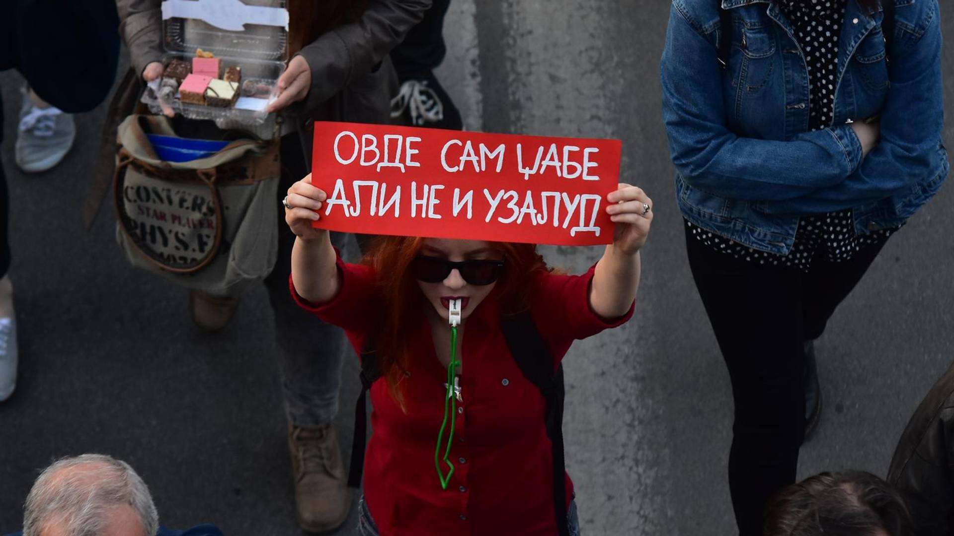 Protestna šetnja u NS prošla pored devojaka koje sviraju na ulici, pozdravile je moćnom reakcijom