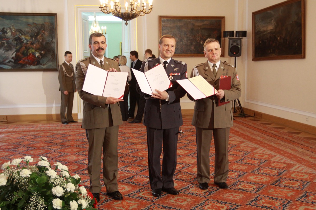 Nowo powołani generałowie (od L): Dowódca Operacyjny Sił Zbrojnych Edward Gruszka, Dowódca Sił Powietrznych Lech Majewski i Dowódca Wojsk Lądowych Zbigniew Głowienka podczas uroczystości w Belwederze, 20 bm. w Warszawie.