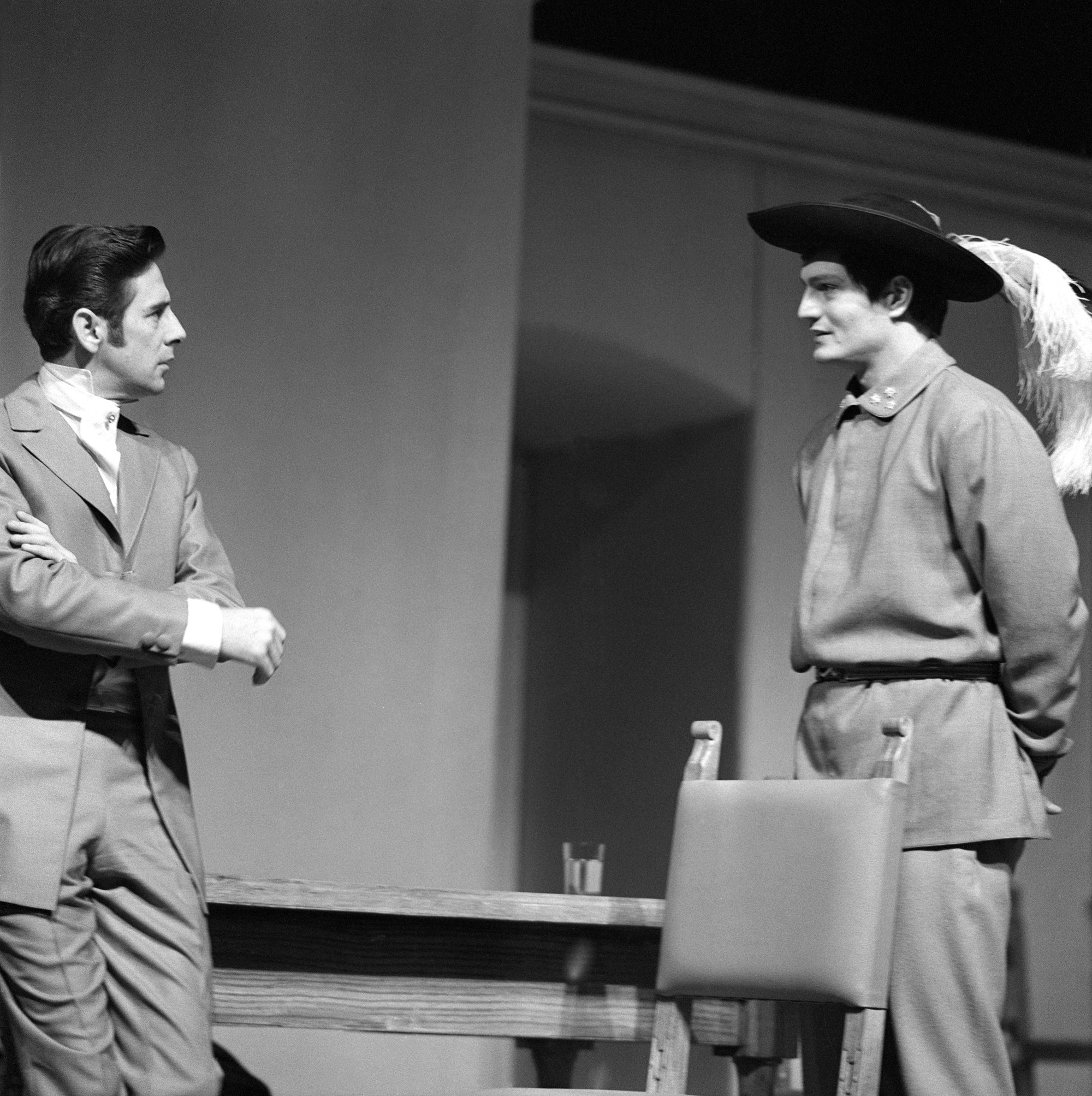 Na archívnej snímke z 29. novembra 1968 vľavo Ivan Mistrík v úlohe juráta a Jozef Adamovič v úlohe Dušana Havrana.