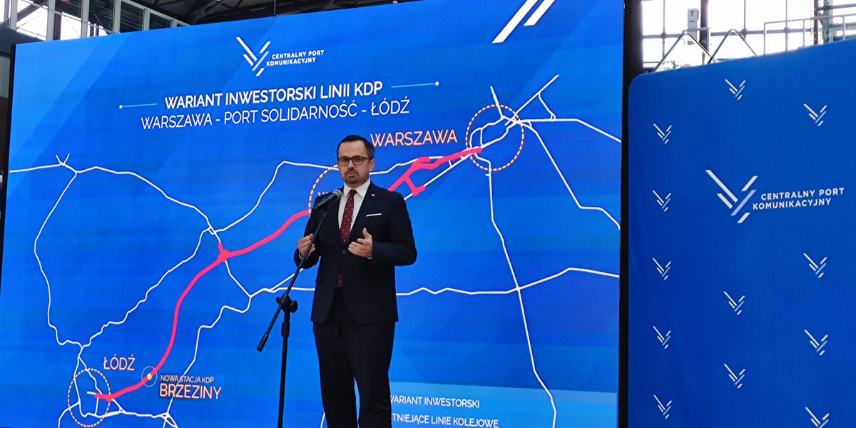 Marcin Horała, pełnomocnik rządu ds. CPK, przedstawia plan połączeń kolejowych w ramach inwestycji.