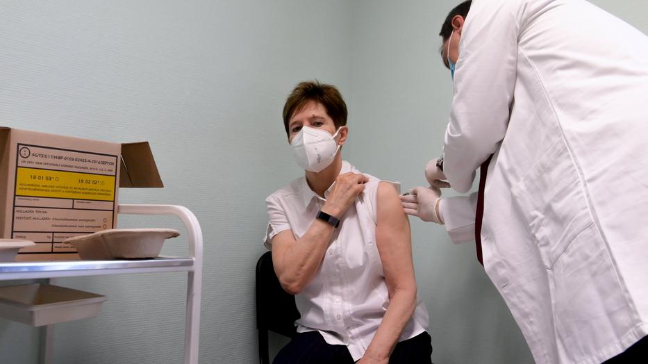 Az országban először dr. Kertész Adrienne főorvos kapta meg a Covid elleni vakcinát /Fotó: MTI Koszticsák Szilárd