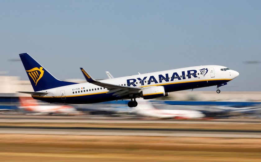 FILE PHOTO: A Ryanair Boeing 737 plane takes off from Palma de Mallorca airport in Palma de Mallorca