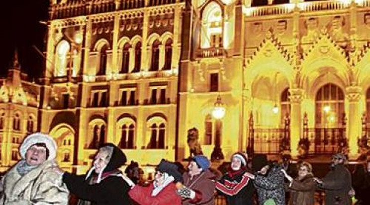 Orbán ellen vonatoztak a Kossuth téren