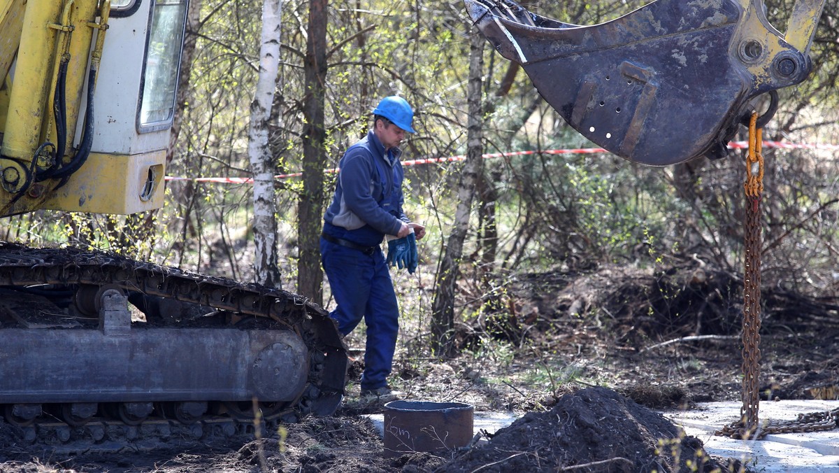 Ratownicy poszukujący już piątą dobę dwóch górników zaginionych po wstrząsie w kopalni Wujek, rozpoczęli już wiercenie nowego chodnika, którym zamierzają dotrzeć do zaginionych. Wcześniej zwieźli pod ziemię i zmontowali kombajn chodnikowy.