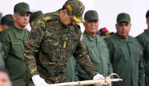 Nikolas Maduro sa ceremonijalnim mačem Simona Bolivara tokom vojno-civilnog marša u Karakasu 25. novembra 2025.