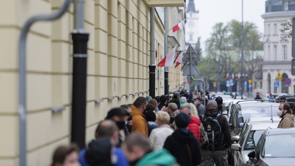 Kolejka do szczepienia w Warszawie