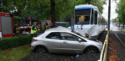 Poważny wypadek w Szczecinie. Po zderzeniu tramwaju z samochodem straż pożarna musiała wydobyć osobę zakleszczoną w pojeździe