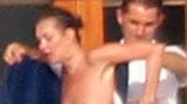 Kate Moss bikiniben ugrándozott