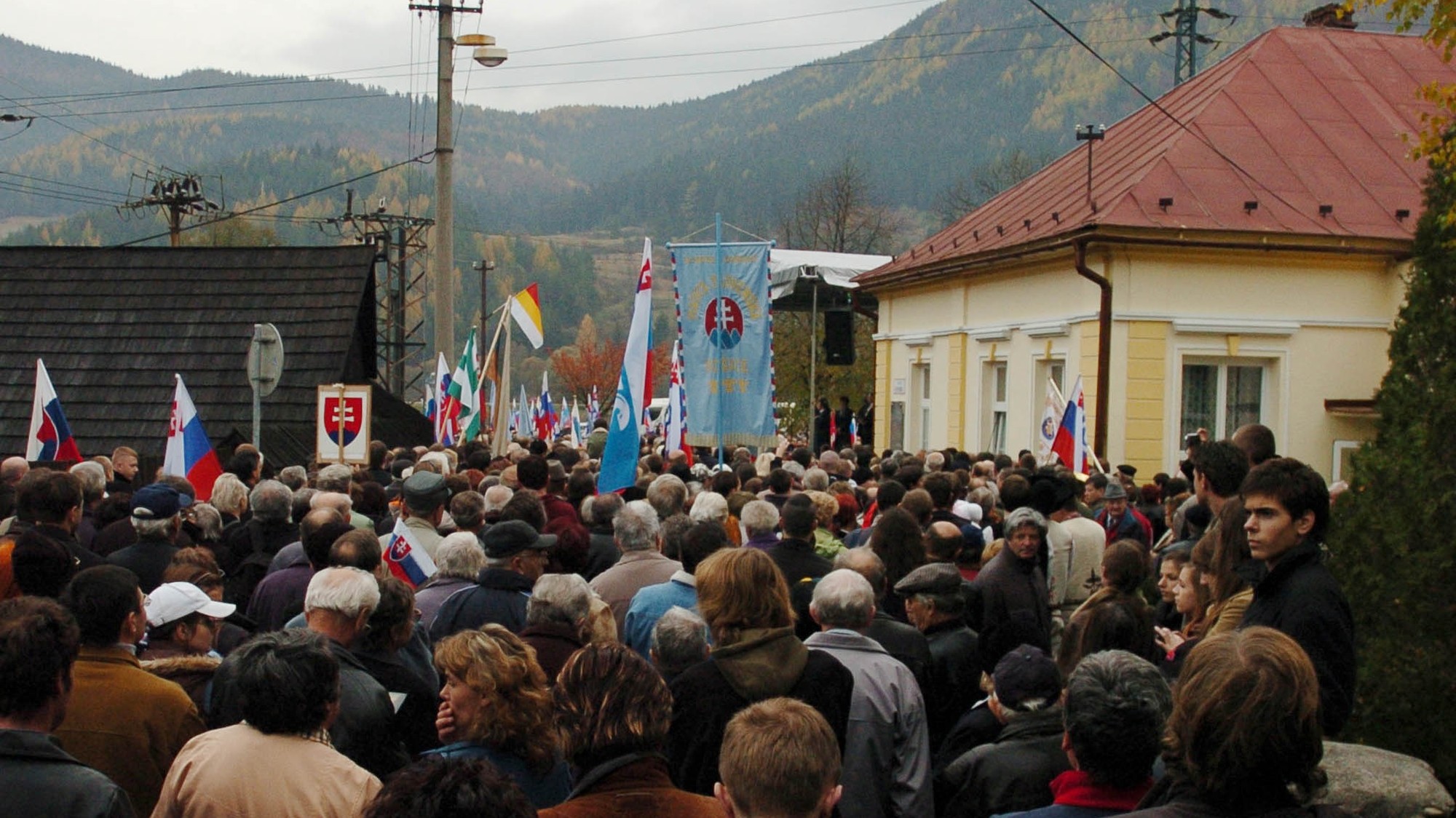 Na snímke spomienkové stretnutie pri škole v Černovej v roku 2007