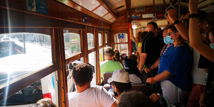 Pasażerowie tramwaju w Lizbonie