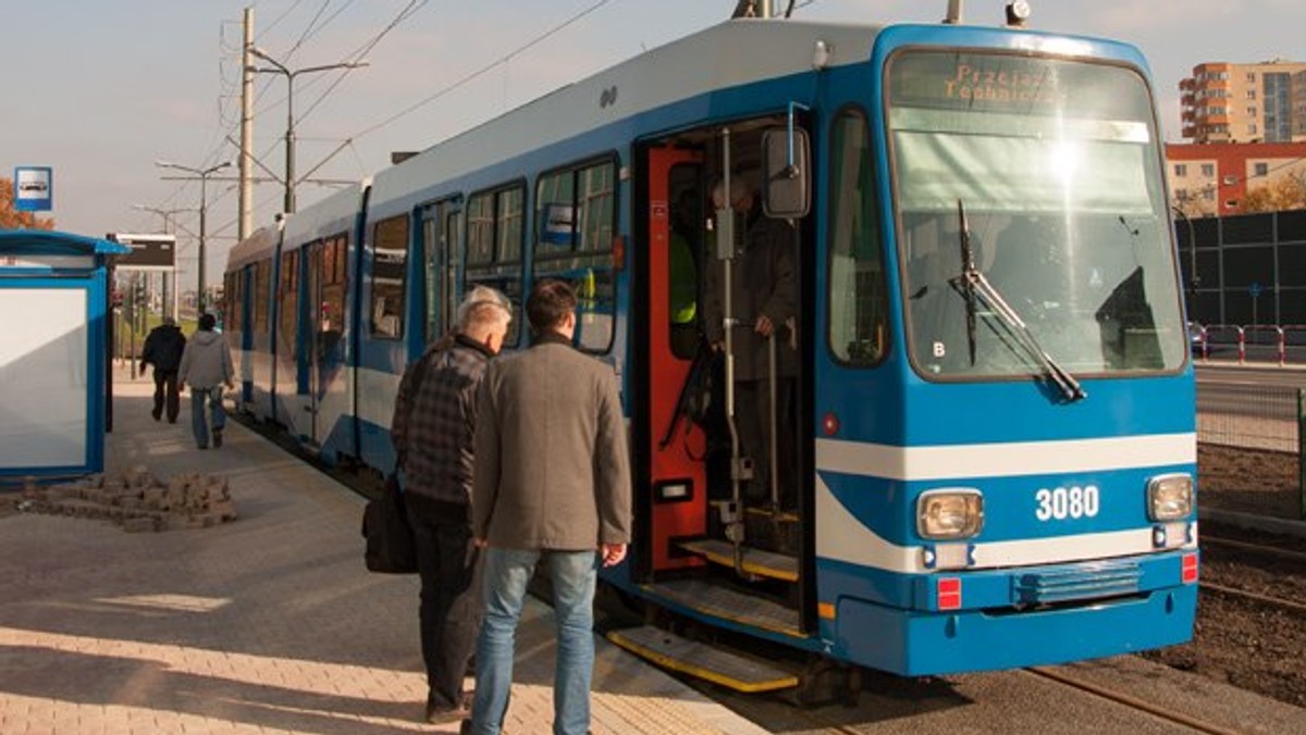 Tramwaje nie kursują przez ulice Kapelanka i Monte Cassino. To efekt podmytego torowiska. Utrudnienia potrwają do rana.