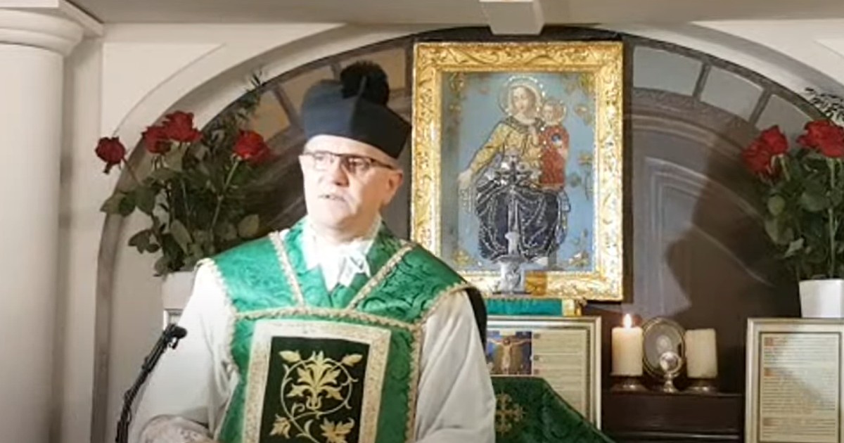 Kontrowersyjny ksiądz Michał Woźnicki drwi z niepełnosprawnych Kobieta