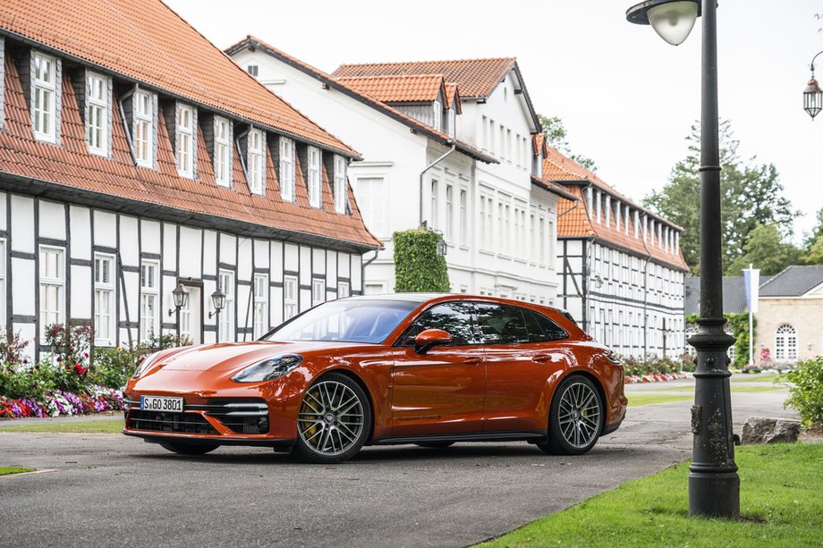 Porsche Panamera Turbo S Sport Turismo w kolorze Papaya Metallic