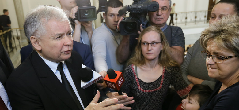 Matki z dziećmi koczują w Sejmie. Jarosław Kaczyński obiecuje pomoc