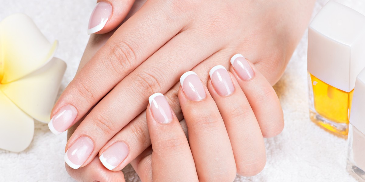 French manicure łatwo zrobić samodzielnie w domu.