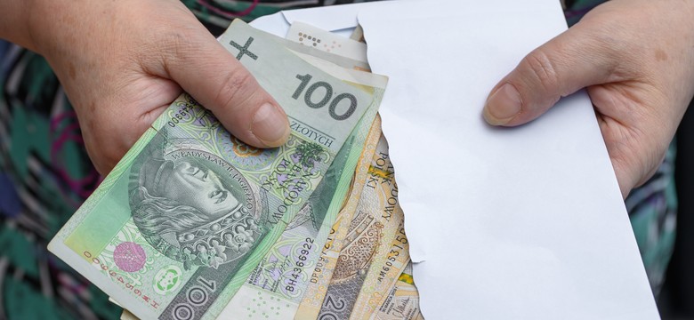 Komornik a renta socjalna: Ile może zabrać, a ile musi zostawić?