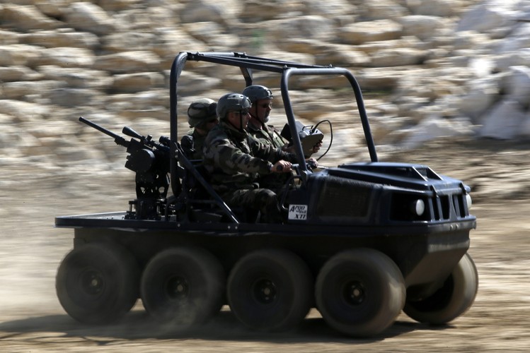 Podczas Eurosatory 2014 oddziały wojskowe zaprezentowały jak w warunkach bojowych spisuje się dostawczo-terenowa amfibia Argo 8x8 XTI. Argo to światowy lider w produkcji amfibii off-road. Pojazd dostawczy Argo XTI jest ośmiokołową amfibią o napędzie 8x8. Pojazdy tego typu, dzięki swojej mobilności, mają szerokie zastosowanie w wojsku i służbach cywilnych np. ratownictwie górskim.<br><br>
Fot. EPA/YOAN VALAT Dostawca: PAP/EPA.
