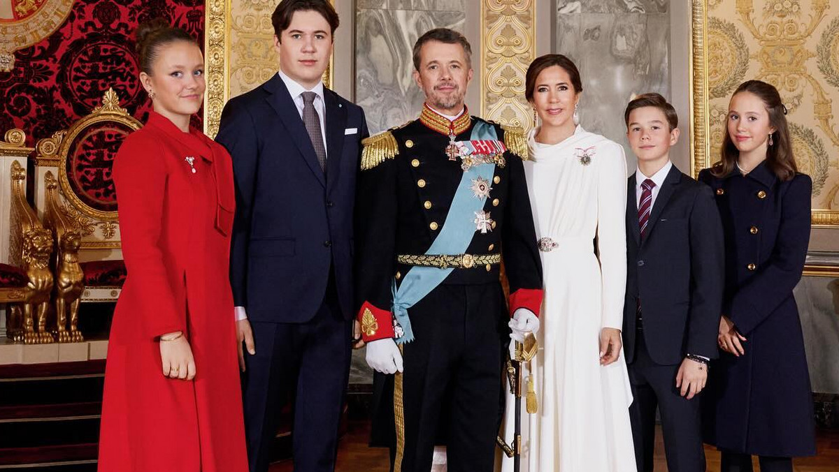 Duńska rodzina królewska na portrecie. Wszyscy patrzą na księcia Christiana