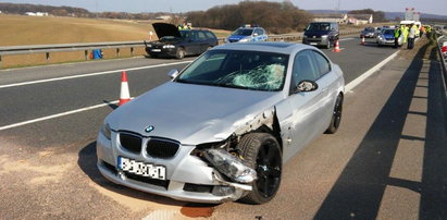 Wypadek na autostradzie. Pękła opona