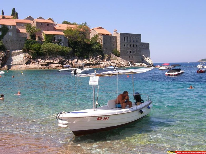 wodne taxi oczekuje na klientów przy plaży