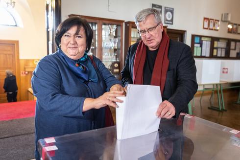 Bronisław Komorowski z żoną Anną  oddali głos  w Warszawie. Fot. PAP/Marek Gorczyński