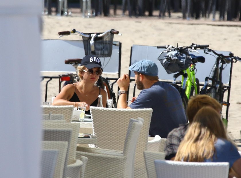 Borys Szyc na plaży. Działo się