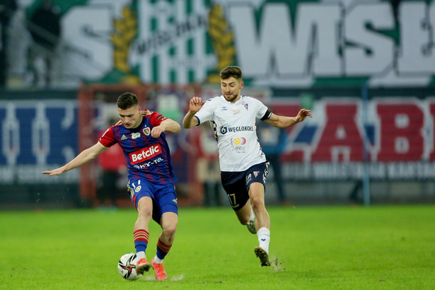 Zawodnik Piasta Gliwice Rauno Sappinen (L) i Bartosz Nowak (P) z Górnika Zabrze podczas meczu 23. kolejki piłkarskiej Ekstraklasy