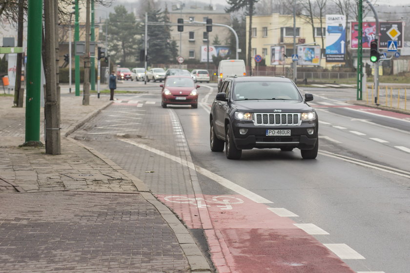 Rowerowy bubel na ulicy Pułaskiego. Tuż obok śluzy dla cyklistów