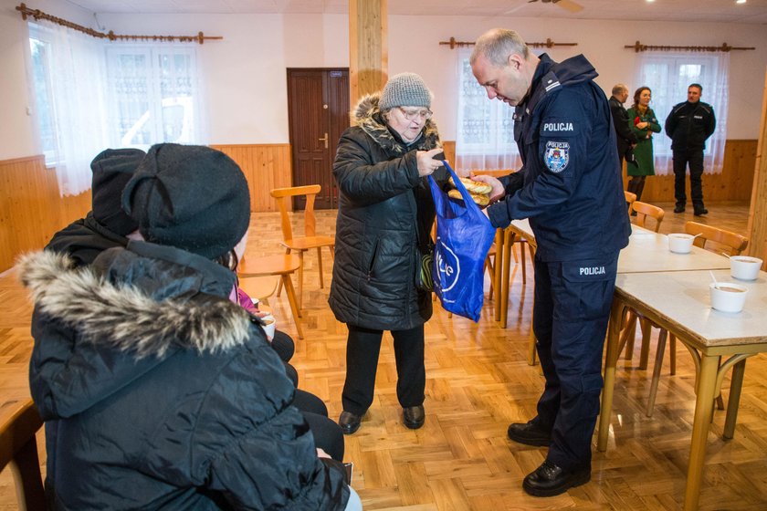 Policjanci z komisariatu V w Krakowie pomogli potrzebującym 