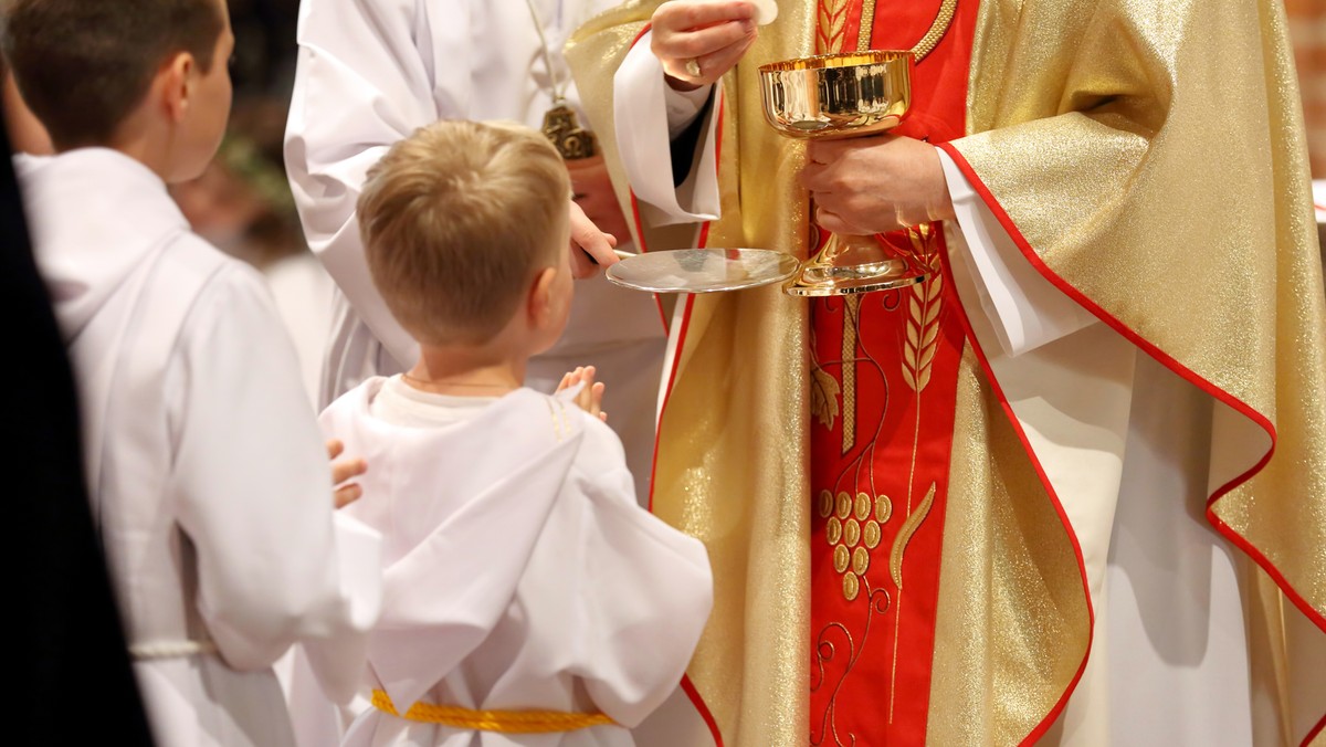 Ksiądz oskarżany o pedofilię uniknął procesu. Stracił słynny order