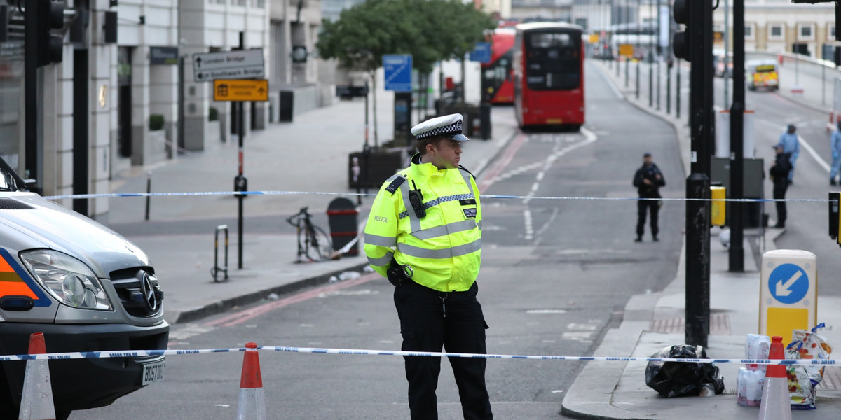 W zamachu w Londynie zginęło 7 osób. Zamachowcy wjechali w ludzi samochodem, a potem atakowali przechodniów z użyciem noży