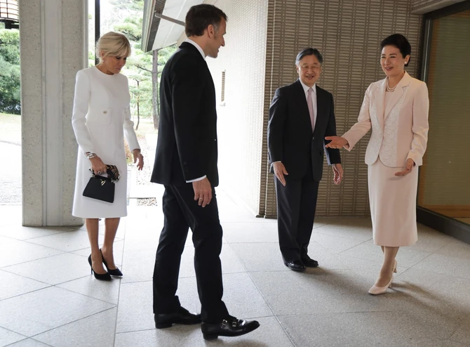 Brižit i Emanuel Makron sa japanskim carem i njegovom suprugom