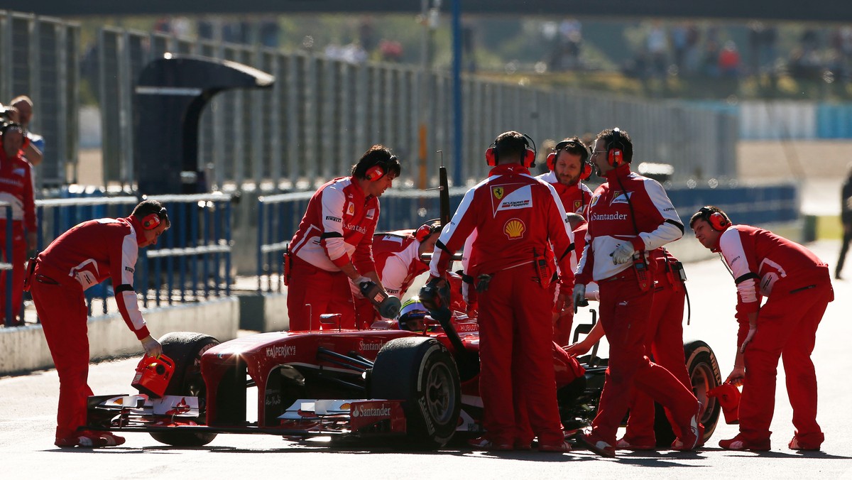 Podobnie jak w ubiegłym roku, także w sezonie 2013 polscy miłośnicy Formuły 1 mogą brać udział w grze Castrol EDGE Grand Prix Predictor, typując wyniki poszczególnych wyścigów. Ekspertem polskiej edycji jest Cezary Gutowski, dziennikarz i znawca tematyki wyścigów Formuły 1.