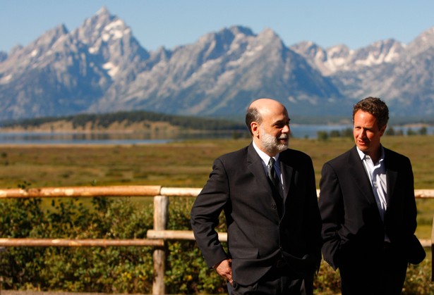 Timothy Geithner i Ben Bernanke rozmwiają pocczas przerwy dorocznego sympozjum Banku Fedu w kansas City. Fot. Bloomberg