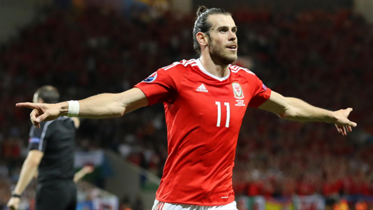 Dziennik "Daily Mail" twierdzi, że Real Madryt ma już gotowy nowy kontrakt dla Garetha Bale'a. Los Blancos chcą zatrzymać skrzydłowego na Santiago Bernabeu do czerwca 2023 roku. Oznaczałoby to, że 26-letni Walijczyk występowałby w ekipie Królewskich niemal do końca kariery.