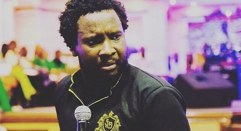 Sonnie Badu with a microphone