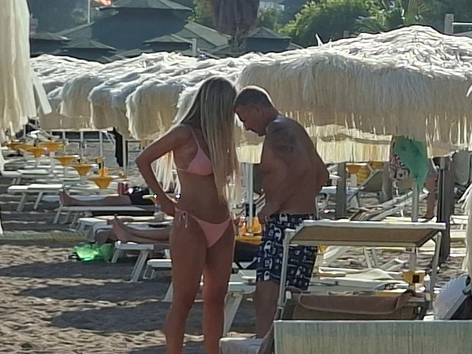 Đole i Vesna pričaju na plaži