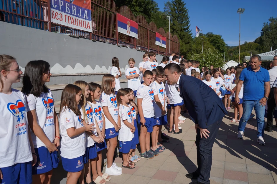 Milićević sa decom u kampu