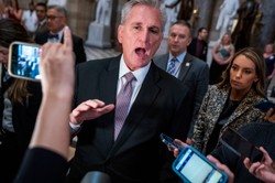 Wewnętrzna wojna Republikanów. McCarthy oskarżony o "tajne porozumienie" z Bidenem