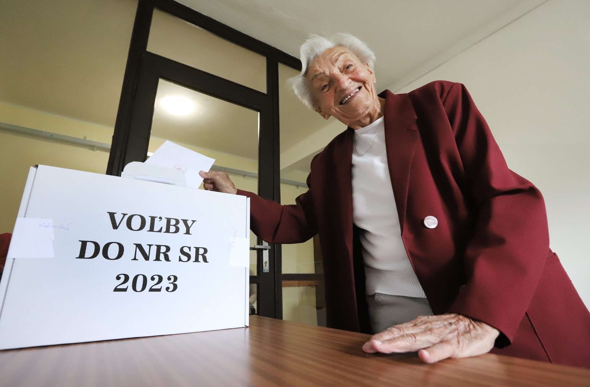 Mária Longauerová volila do prenosnej volebnej schránky v zariadení pre seniorov Jeseň v Banskej Bystrici.
