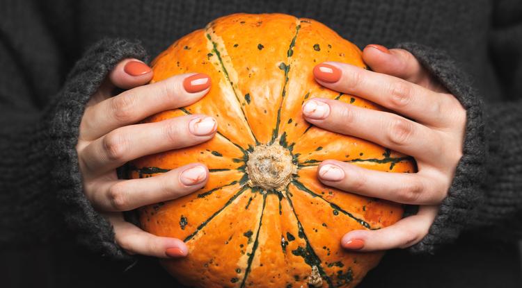 A sütőtök latte színű körmök igazi őszi trendnek számítanak Fotó: Getty Images