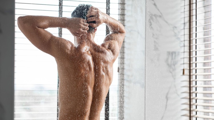 férfi intim testrész pénisz megmosás