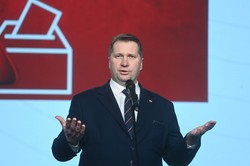 Uczniowie w kuwetach? Czarnek powiela absurdalną teorię