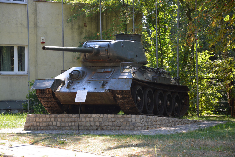 Zabytkowy czołg na terenie byłej jednostki wojskowej, Góra Kalwaria