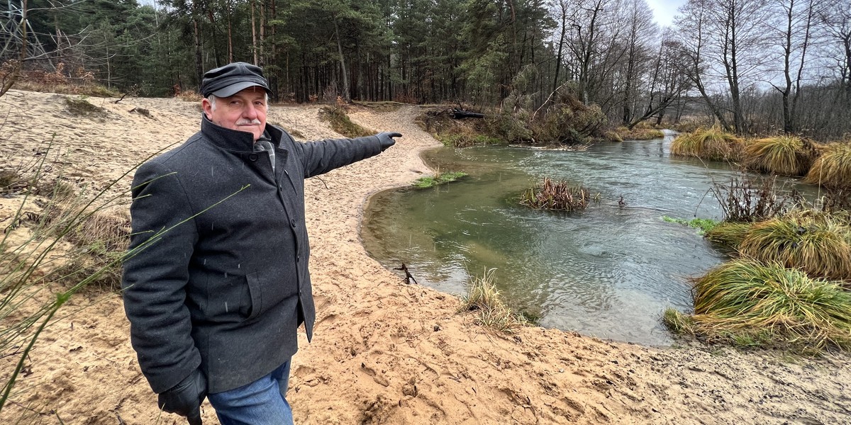 Włodzimierz Wieczorek (70l.) prezes Związku  Stowarzyszeń Zielony Ring Przemszy nad rzeką Białą. 