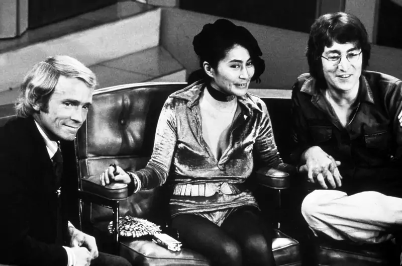 Dick Cavett, Yoko Ono, John Lennon rok 1971. Fot. ABC/Courtesy Everett Collection/Everett Collection/East News