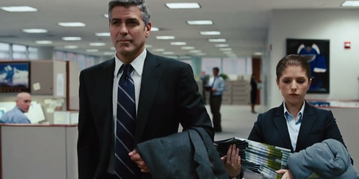 Kadr z filmu "Up in the Air", w którym pracownik korporacji (w tej roli George Clooney) podróżował po USA, by zwalniać ludzi. Na zdjęciu z aktorką Anną Kendrick